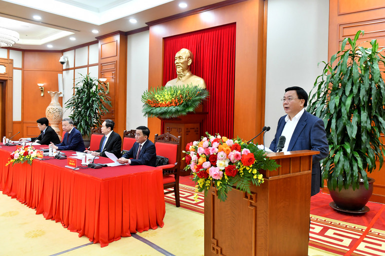 Đồng chí Nguyễn Xuân Thắng, Ủy viên Bộ Chính trị, Giám đốc Học viện Chính trị Quốc gia Hồ Chí Minh, Chủ tịch Hội đồng lý luận Trung ương, trình bày báo cáo tại hội nghị. (Ảnh: ĐĂNG KHOA) Đồng chí Nguyễn Xuân Thắng, Ủy viên Bộ Chính trị, Giám đốc Học viện Chính trị Quốc gia Hồ Chí Minh, Chủ tịch Hội đồng lý luận Trung ương, trình bày báo cáo tại hội nghị. (Ảnh: ĐĂNG KHOA)