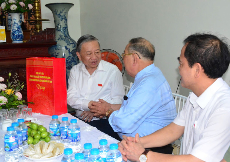 Tổng Bí thư, Chủ tịch nước Tô Lâm tặng quà hộ gia đình có công với cách mạng tại xã Long Hưng.