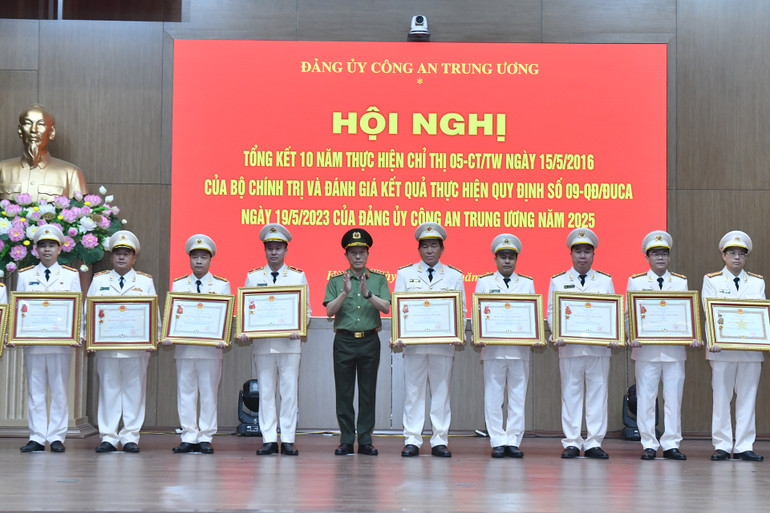 Đồng chí Lương Tam Quang, Ủy viên Bộ Chính trị, Bộ trưởng Công an trao tặng các Huân chương cho các tập thể và cá nhân. (Ảnh: ĐĂNG KHOA) Đồng chí Lương Tam Quang, Ủy viên Bộ Chính trị, Bộ trưởng Công an trao tặng các Huân chương cho các tập thể và cá nhân. (Ảnh: ĐĂNG KHOA)