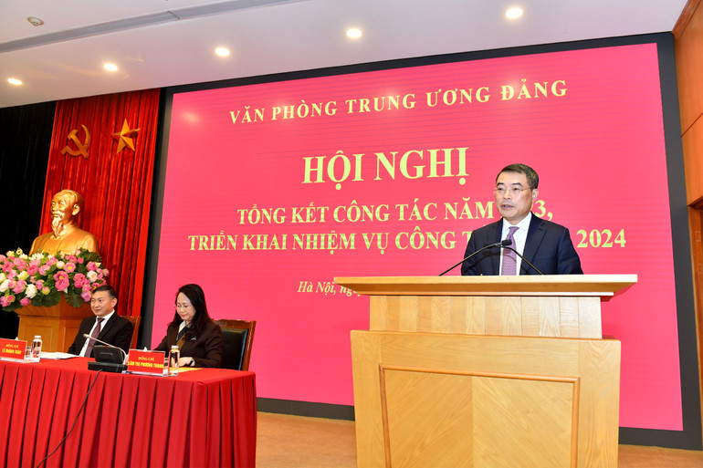 Đồng chí Lê Minh Hưng, Bí thư Trung ương Đảng, Chánh Văn phòng Trung ương, phát biểu tại hội nghị. (Ảnh: ĐĂNG KHOA)