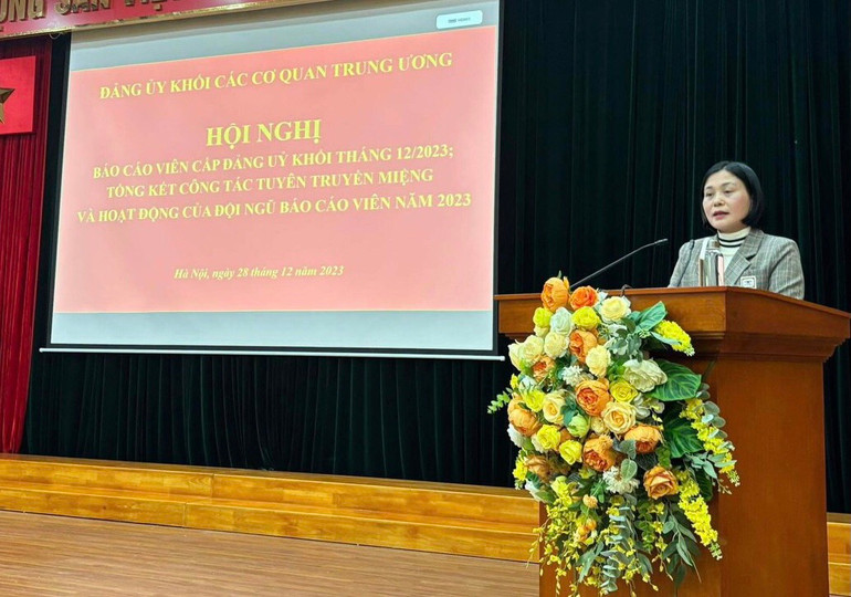 Đồng chí Phạm Thị Vui, Phó trưởng Ban Tuyên giáo Đảng ủy Khối phát biểu định hướng tuyên truyền.