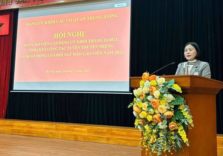Đồng chí Phạm Thị Vui, Phó trưởng Ban Tuyên giáo Đảng ủy Khối phát biểu định hướng tuyên truyền.