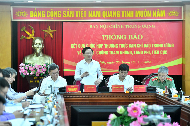 Đồng chí Đặng Văn Dũng, Phó trưởng Ban Nội chính Trung ương thông báo tóm tắt kết quả Cuộc họp Thường trực Ban Chỉ đạo Trung ương về phòng, chống tham nhũng, lãng phí, tiêu cực. (Ảnh: ĐĂNG KHOA)