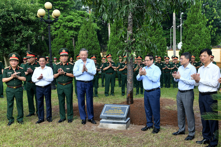 Tổng Bí thư, Chủ tịch nước Tô Lâm; Thủ tướng Chính phủ Phạm Minh Chính và các đồng chí lãnh đạo Đảng, Nhà nước, Quân ủy Trung ương trồng cây lưu niệm trong khuôn viên Trụ sở Bộ Quốc phòng. (Ảnh: ĐĂNG KHOA)