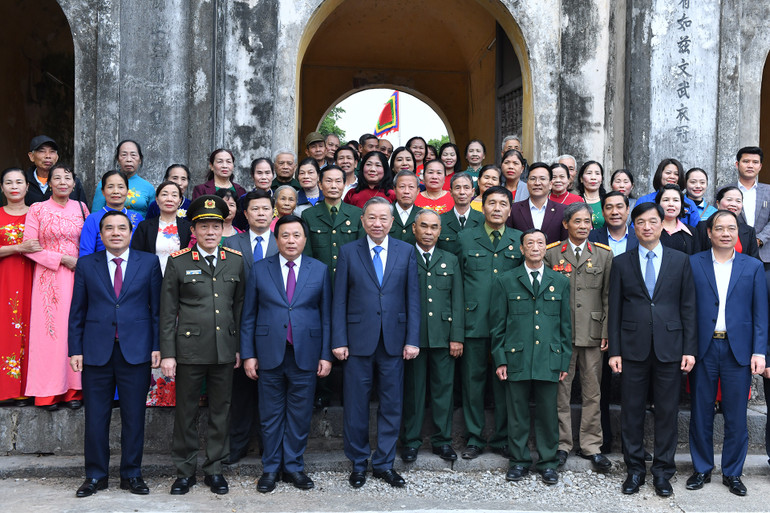 Tổng Bí thư Tô Lâm và Đoàn công tác Trung ương với người dân tại Đền thờ Triệu Việt Vương (huyện Khoái Châu, tỉnh Hưng Yên). (Ảnh: Đăng Khoa)