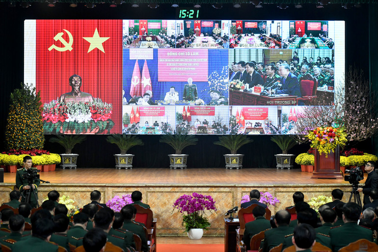 Tổng Bí thư Tô Lâm thăm hỏi, chúc Tết cán bộ, chiến sĩ các đồn biên phòng. (Ảnh: ĐĂNG KHOA)