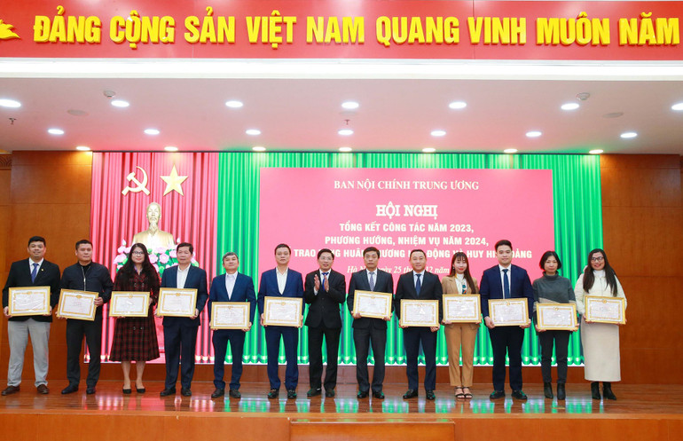 Các cá nhân được nhận bằng khen của Ban Nội chính Trung ương. (Ảnh Đăng Khoa)