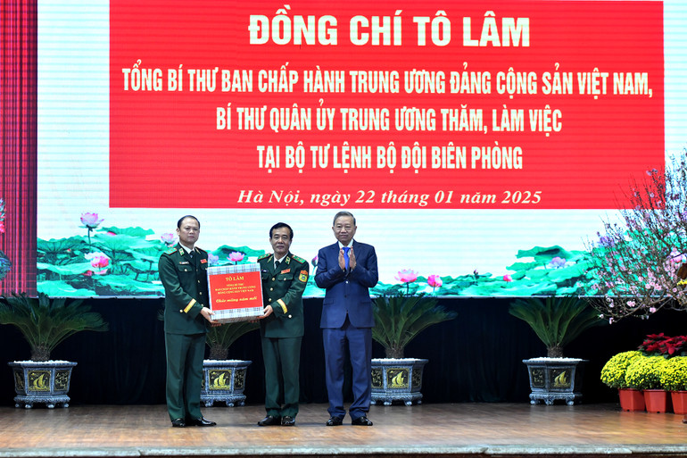 Tổng Bí thư Tô Lâm tặng quà cho cán bộ, chiến sĩ Bộ đội Biên phòng. (Ảnh: ĐĂNG KHOA)