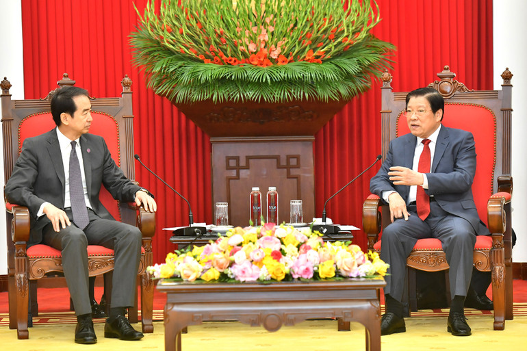 Đồng chí Phan Đình Trạc, Ủy viên Bộ Chính trị, Bí thư Trung ương Đảng, Trưởng Ban Nội chính Trung ương tiếp Đại sứ đặc mệnh toàn quyền Trung Quốc tại Việt Nam Hà Vĩ. (Ảnh: ĐĂNG KHOA)