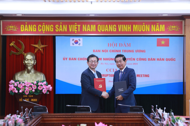 Ông Jeong Seung-yoon và đồng chí Võ Văn Dũng trao đổi Thư đồng ý gia hạn Bản Ghi nhớ hợp tác giữa hai bên giai đoạn 2024-2026 Ông Jeong Seung-yoon và đồng chí Võ Văn Dũng trao đổi Thư đồng ý gia hạn Bản Ghi nhớ hợp tác giữa hai bên giai đoạn 2024-2026