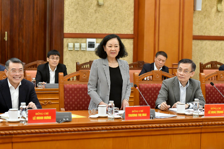 Đồng chí Trương Thị Mai, Ủy viên Bộ Chính trị, Thường trực Ban Bí thư, Trưởng Ban Tổ chức Trung ương, Trưởng Tiểu ban Tổ chức phục vụ Đại hội XIV của Đảng phát biểu kết luận phiên họp. (Ảnh: ĐĂNG KHOA)