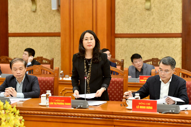 Đồng chí Lâm Thị Phương Thanh, Ủy viên Trung ương Đảng. Phó Chánh Văn phòng thường trực Văn phòng Trung ương Đảng trình bày Dự thảo Kế hoạch tổ chức phục vụ Đại hội đại biểu toàn quốc lần thứ XIV của Đảng. (Ảnh: ĐĂNG KHOA)