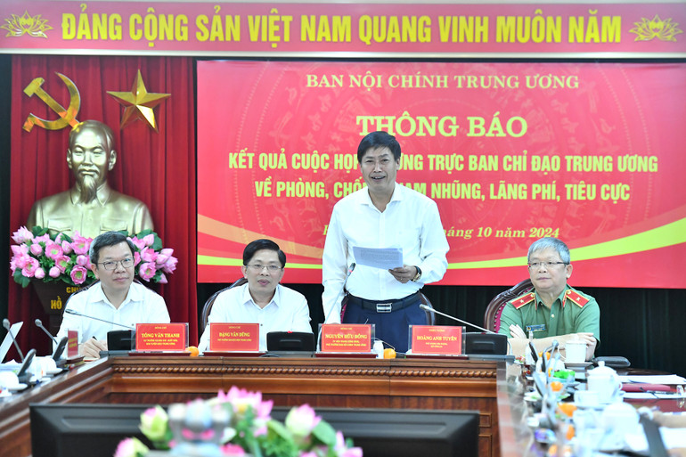 Đồng chí Nguyễn Hữu Đông, Ủy viên Trung ương Đảng, Phó Trưởng Ban Nội chính Trung ương phát biểu, trả lời câu hỏi của phóng viên. (Ảnh: ĐĂNG KHOA)