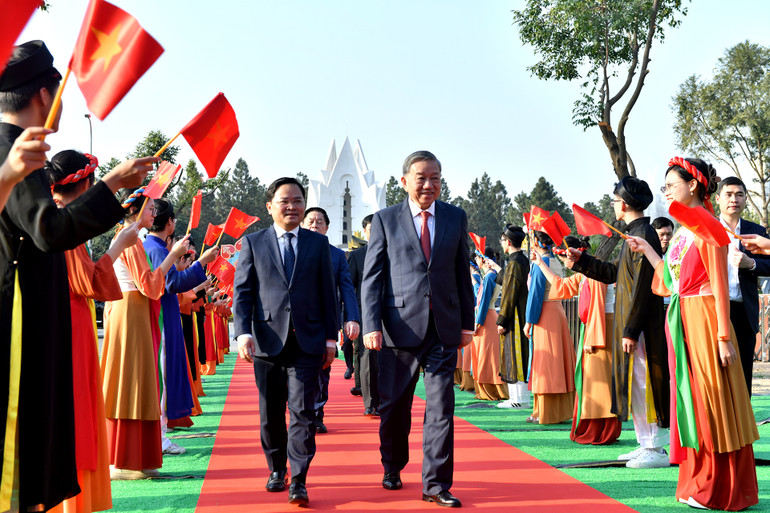 Tổng Bí thư Tô Lâm và các đại biểu tại lễ khởi công xây dựng Đền thờ Bác Hồ và công viên Văn Miếu. (Ảnh: Đăng Khoa) Tổng Bí thư Tô Lâm và các đại biểu tại lễ khởi công xây dựng Đền thờ Bác Hồ và công viên Văn Miếu. (Ảnh: Đăng Khoa)