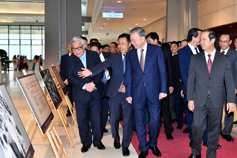 Tổng Bí thư Tô Lâm và các đại biểu tham quan trưng bày ảnh kỷ niệm ngày Nhà giáo Việt Nam. Ảnh: Đăng Khoa Tổng Bí thư Tô Lâm và các đại biểu tham quan trưng bày ảnh kỷ niệm ngày Nhà giáo Việt Nam. Ảnh: Đăng Khoa