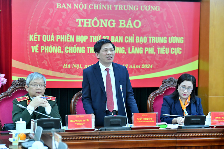 Đồng chí Đặng Văn Dũng, Phó trưởng ban Nội Chính Trung ương phát biểu tại buổi họp báo. (Ảnh: Đăng Khoa)