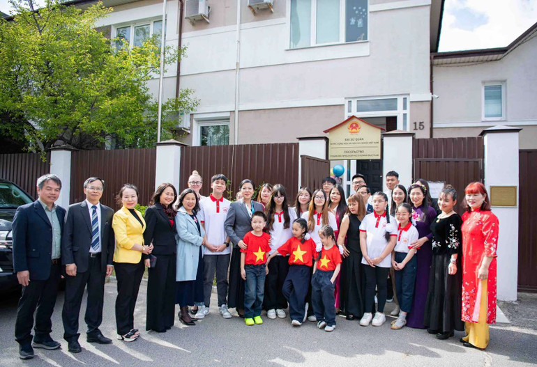 Phu nhân Tổng Bí thư (Tô Lâm) Ngô Phương Ly chụp ảnh lưu niệm cùng các em nhỏ và cán bộ, thầy cô giáo của lớp học. Phu nhân Tổng Bí thư (Tô Lâm) Ngô Phương Ly chụp ảnh lưu niệm cùng các em nhỏ và cán bộ, thầy cô giáo của lớp học.