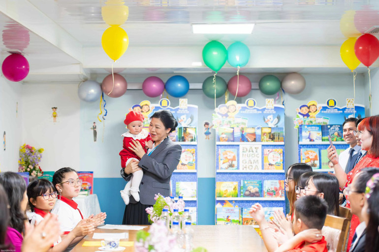 Phu nhân Tổng Bí thư (Tô Lâm) Ngô Phương Ly cùng các em nhỏ tại lớp học. Phu nhân Tổng Bí thư (Tô Lâm) Ngô Phương Ly cùng các em nhỏ tại lớp học.