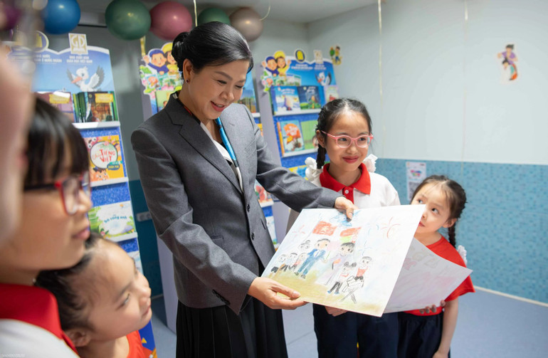 Các bạn nhỏ khoe tranh vẽ với Phu nhân Tổng Bí thư Ngô Phương Ly. Các bạn nhỏ khoe tranh vẽ với Phu nhân Tổng Bí thư Ngô Phương Ly.