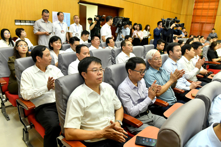 Các đại biểu dự hội nghị tiếp xúc cử tri thành phố Hà Nội. (Ảnh: ĐĂNG KHOA)