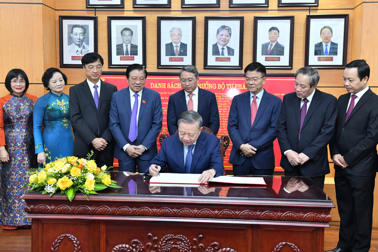 Tổng Bí thư Tô Lâm ghi sổ lưu niệm tại Phòng Truyền thống của Bộ Tư pháp. (Ảnh: ĐĂNG KHOA) Tổng Bí thư Tô Lâm ghi sổ lưu niệm tại Phòng Truyền thống của Bộ Tư pháp. (Ảnh: ĐĂNG KHOA)