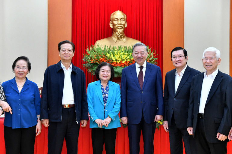 Tổng Bí thư Tô Lâm với các đồng chí nguyên lãnh đạo Đảng, Nhà nước tham dự hội nghị. (Ảnh: ĐĂNG KHOA) Tổng Bí thư Tô Lâm với các đồng chí nguyên lãnh đạo Đảng, Nhà nước tham dự hội nghị. (Ảnh: ĐĂNG KHOA)