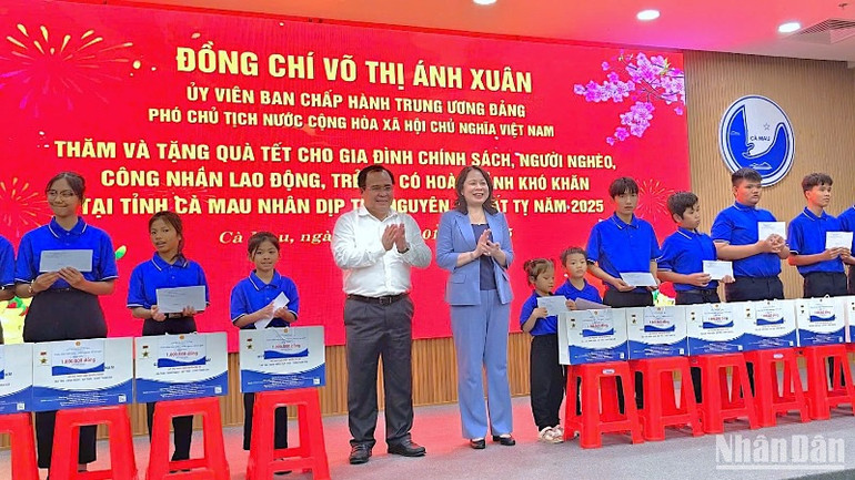 Phó Chủ tịch nước Võ Thị Ánh Xuân và Phó Chủ tịch Ủy ban nhân dân tỉnh Cà Mau Nguyễn Minh Luân trao quà cho trẻ em có hoàn cảnh khó khăn tại Cà Mau. Phó Chủ tịch nước Võ Thị Ánh Xuân và Phó Chủ tịch Ủy ban nhân dân tỉnh Cà Mau Nguyễn Minh Luân trao quà cho trẻ em có hoàn cảnh khó khăn tại Cà Mau.
