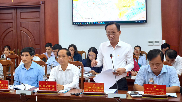Chủ tịch Ủy ban nhân dân tỉnh Bạc Liêu Phạm Văn Thiều (đứng) trình bày đề án sắp xếp đơn vị hành chính cấp xã tại Bạc Liêu.