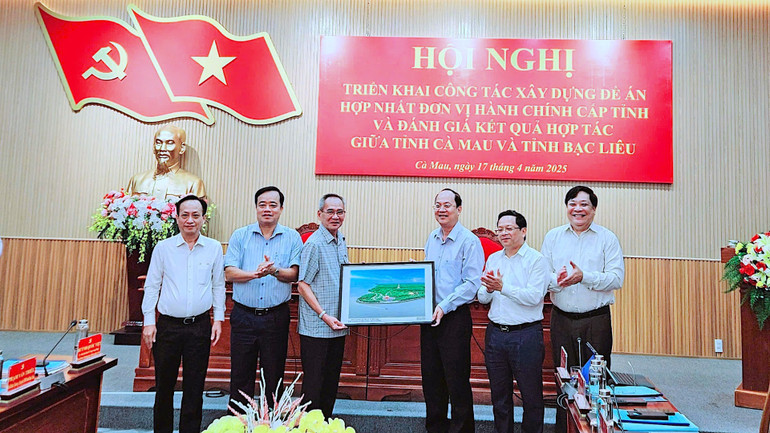 Lãnh đạo tỉnh Cà Mau tặng tranh lưu niệm cho Bạc Liêu tại hội nghị.