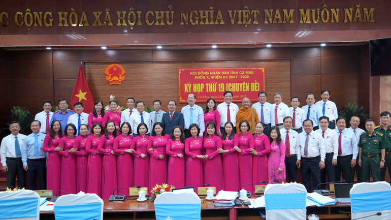 Lãnh đạo tỉnh Cà Mau chụp ảnh lưu niệm cùng đại biểu Hội đồng nhân dân tỉnh tại kỳ họp.