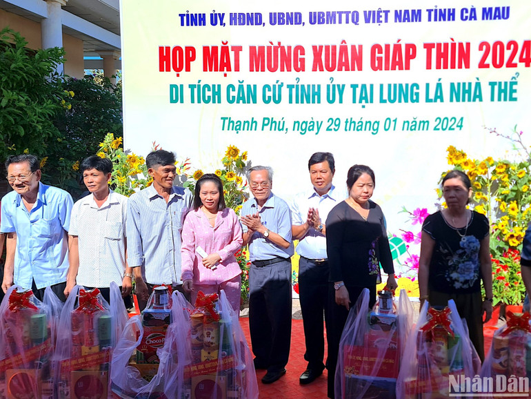 54 phần quà Tết được trao cho gia đình chính sách, gia đình có công... nhân buổi họp mặt tại di tích Căn cứ Tỉnh ủy tại Lung Lá Nhà Thể.