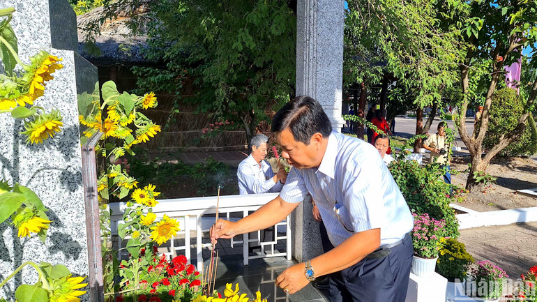 Bí thư Tỉnh ủy Cà Mau Nguyễn Tiến Hải thắp hương tri ân tại bia tưởng niệm nằm trong di tích Căn cứ Tỉnh ủy tại Lung Lá Nhà Thể.