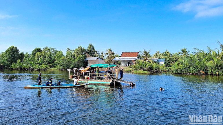 Lực lượng làm nhiệm vụ hỗ trợ tìm kiếm, trục vớt nạn nhân bị mất tích sau vụ va chạm giữa sà-lan với ghe chở vật liệu xây dựng. Lực lượng làm nhiệm vụ hỗ trợ tìm kiếm, trục vớt nạn nhân bị mất tích sau vụ va chạm giữa sà-lan với ghe chở vật liệu xây dựng.