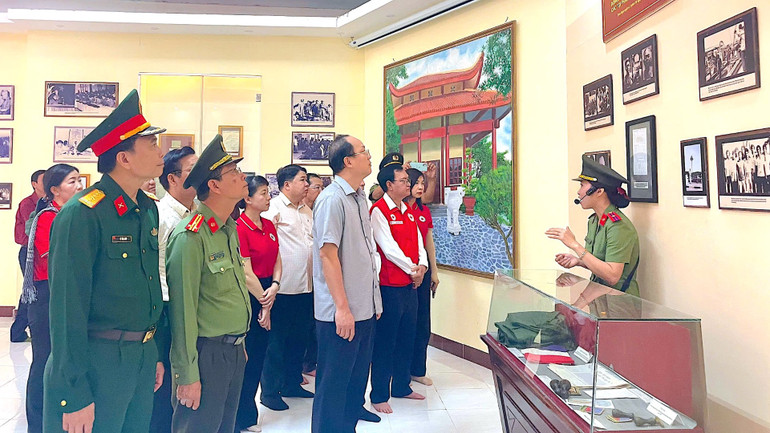 Bí thư Tỉnh ủy Cà Mau Nguyễn Hồ Hải cùng đoàn công tác nghe giới thiệu tại Nhà trưng bày Kế hoạch phản gián CM12.