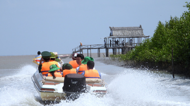 Du khách trải nghiệm du lịch xuyên rừng ra Bãi Bồi Vườn Quốc gia Mũi Cà Mau.