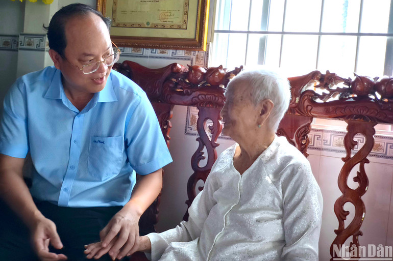 Bí thư Tỉnh ủy Cà Mau Nguyễn Hồ Hải thăm hỏi Mẹ Việt Nam Anh hùng Vưu Thị Mười (thị trấn Đầm Dơi, huyện Đầm Dơi, tỉnh Cà Mau).