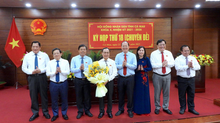 Lãnh đạo Tỉnh ủy, Hội đồng nhân dân, Ủy ban nhân dân tỉnh Cà Mau tặng hoa chúc mừng ông Phan Hoàng Vũ đảm nhận nhiệm vụ mới.