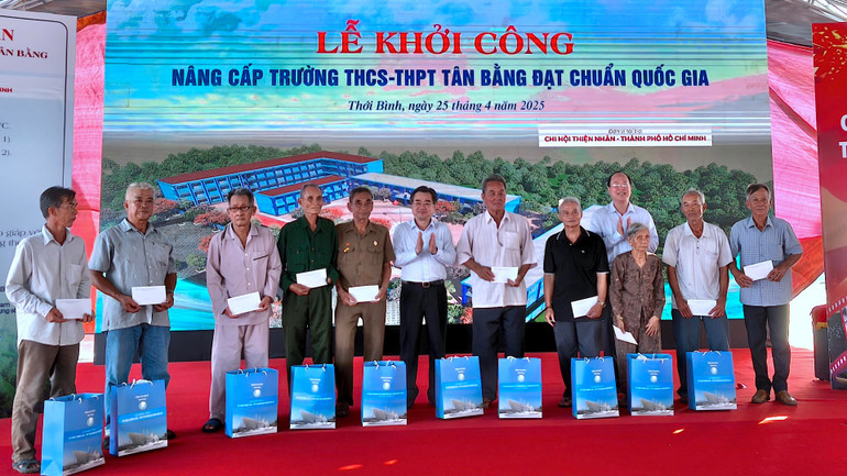 Phó Bí thư Thường trực Thành ủy Thành phố Hồ Chí Minh Nguyễn Thanh Nghị và Bí thư Tỉnh ủy Cà Mau Nguyễn Hồ Hải trao 10 suất quà tặng gia đình chính sách ở xã Tân Bằng.