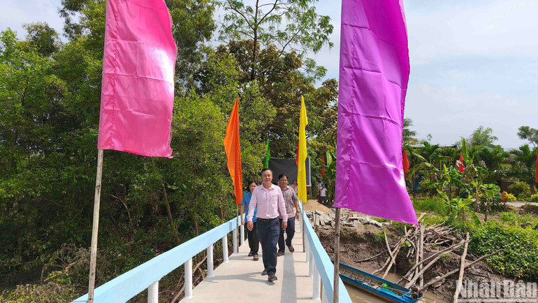 Cầu Lung Dừa đi vào vận hành tạo giao thông liền mạch vùng giáp ranh ấp Xóm Mới và ấp Tân Hiệp Lợi A. Cầu Lung Dừa đi vào vận hành tạo giao thông liền mạch vùng giáp ranh ấp Xóm Mới và ấp Tân Hiệp Lợi A.