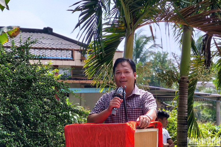 Lãnh đạo xã Tạ An Khương Đông phát biểu khánh thành, cảm ơn Báo Nhân Dân và đơn vị đồng hành hỗ trợ xây dựng cầu Lung Dừa. Lãnh đạo xã Tạ An Khương Đông phát biểu khánh thành, cảm ơn Báo Nhân Dân và đơn vị đồng hành hỗ trợ xây dựng cầu Lung Dừa.