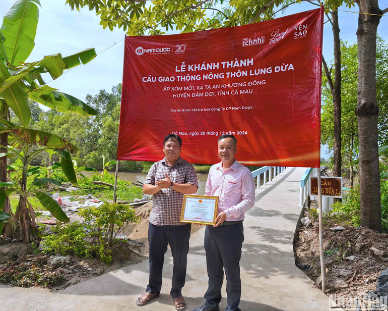 Chủ tịch Ủy ban nhân dân xã Tạ An Khương Đông tặng giấy khen cảm ơn đơn vị tài trợ Công ty cổ phần Nam Dược. Chủ tịch Ủy ban nhân dân xã Tạ An Khương Đông tặng giấy khen cảm ơn đơn vị tài trợ Công ty cổ phần Nam Dược.