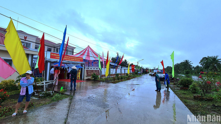 Kết cấu hạ tầng vùng quê Khánh Hải có nhiều chuyển biến tích cực nhờ xây dựng nông thôn mới.