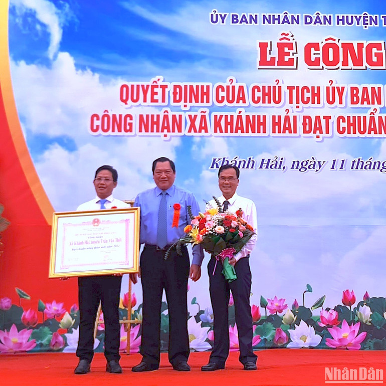 Phó Chủ tịch Ủy ban nhân dân tỉnh Cà Mau trao quyết định của Chủ tịch Ủy ban nhân dân tỉnh công nhận Khánh Hải đạt chuẩn nông thôn mới.