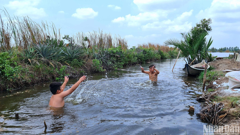 Nhiều nơi vùng nông thôn Cà Mau, trẻ em phải tắm dưới kênh, mương nước mặn để tiết kiệm nước ngọt sử dụng cho mục đích thiết thực khác.
