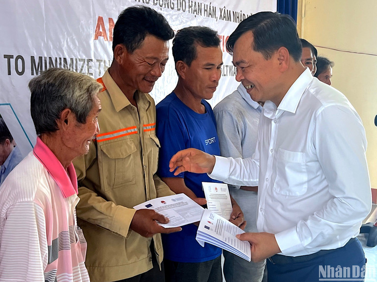 Thứ trưởng Nông nghiệp và Phát triển nông thôn Nguyễn Hoàng Hiệp trao hỗ trợ bằng tiền mặt cho người dân tại Cà Mau. Thứ trưởng Nông nghiệp và Phát triển nông thôn Nguyễn Hoàng Hiệp trao hỗ trợ bằng tiền mặt cho người dân tại Cà Mau.