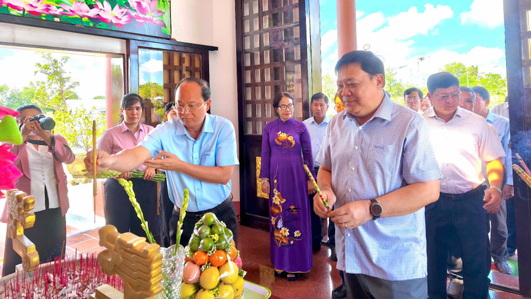 Bí thư Tỉnh ủy Cà Mau Nguyễn Hồ Hải và Chủ tịch Ủy ban nhân dân tỉnh Phạm Thành Ngại dâng hương tại Đền thờ Bác Hồ ở thị trấn Đầm Dơi.