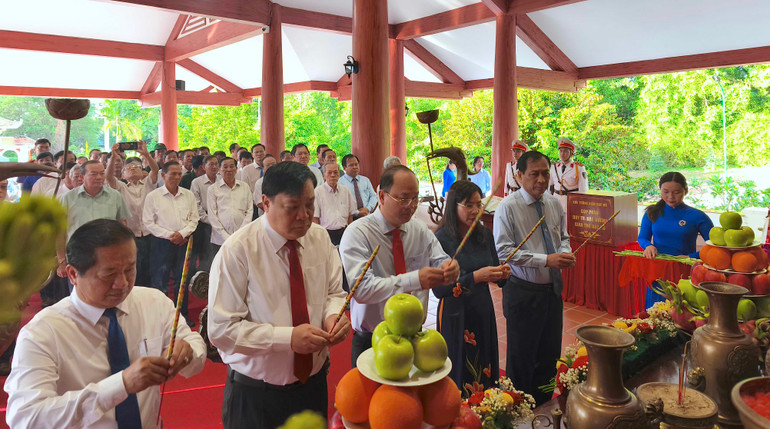 Thường trực Tỉnh ủy Cà Mau (hàng đầu tiên) thắp hương tri ân Chủ tịch Hồ Chí Minh.