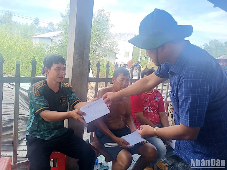 Lãnh đạo Mặt trận Tổ quốc tỉnh Cà Mau luôn có mặt kịp thời thăm hỏi, động viên, hỗ trợ những gia đình gặp thiên tai, hoả hoạn.