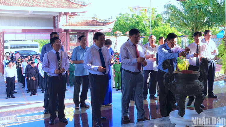 Lãnh đạo tỉnh Cà Mau viếng, dâng hương tri ân anh hùng liệt sĩ tại Đền thờ 10 anh hùng liệt sĩ Khởi nghĩa Hòn Khoai.