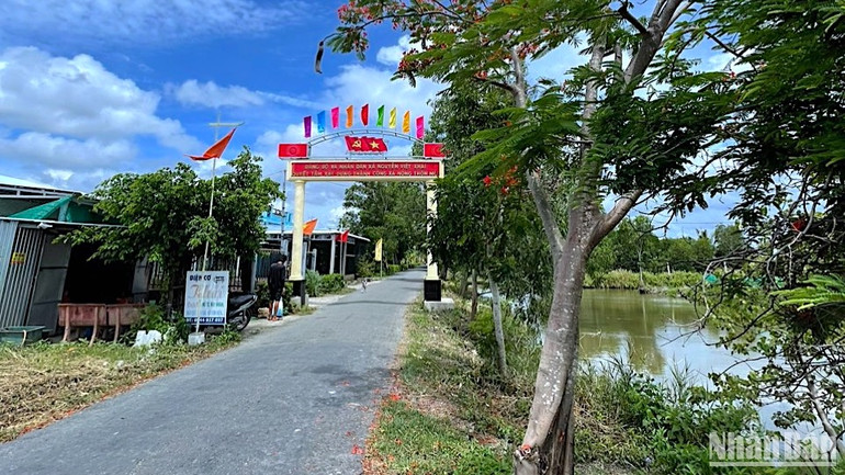 Đường quê xã Nguyễn Việt Khái khang trang hơn nhờ được đầu tư hạ tầng xây dựng xã nông thôn mới.